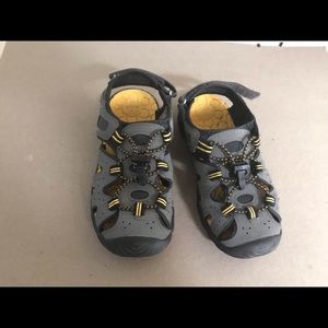 Boys Khombu sandals size 1